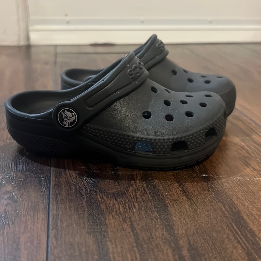Toddler black crocs